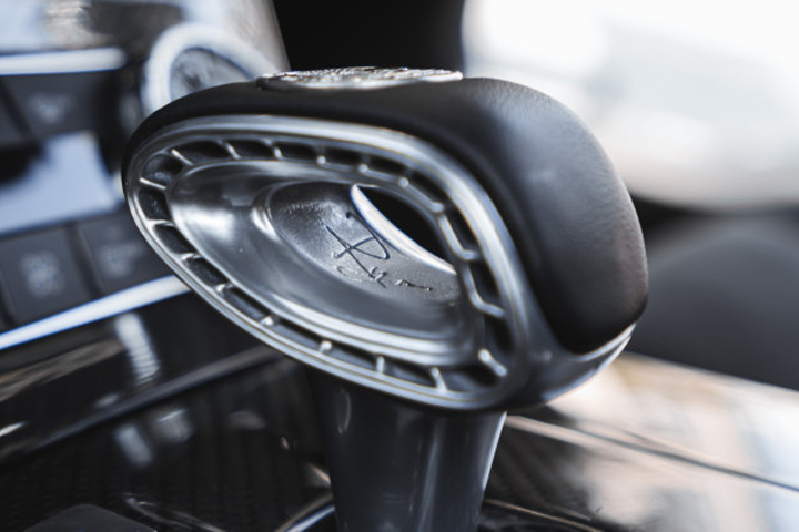 Metal additive manufacturing automotive shift knob with hollow frame