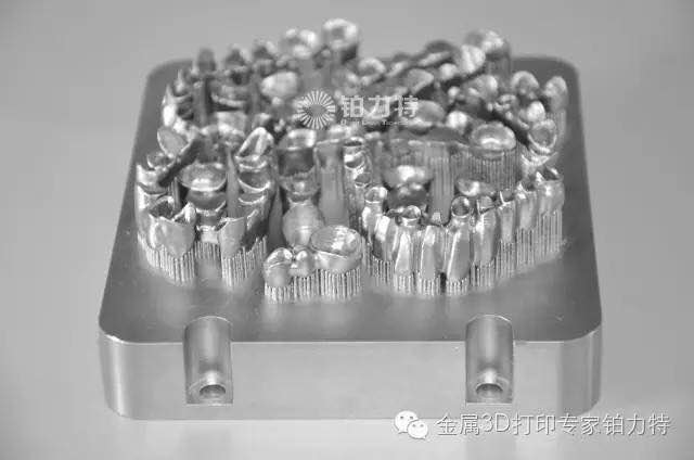 Metal additive dental crowns and frameworks on a build plate with support pins